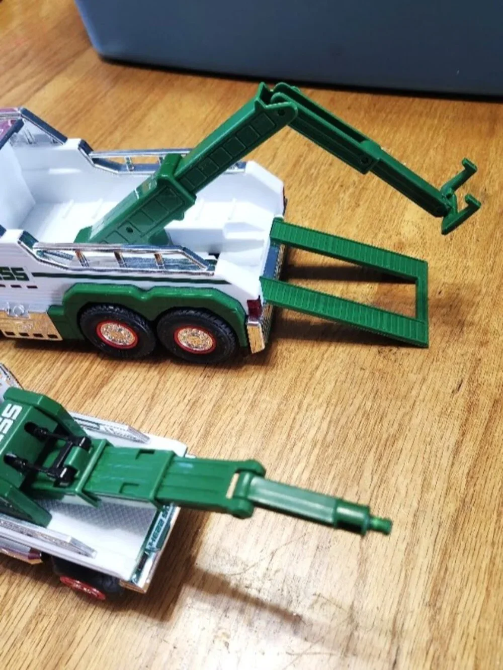 Hess Tow Truck Rescue Team set Sirens 2019 w/Box - Missing smaller truck tow arm